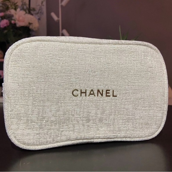CHANEL Makeup Bag 2023 Holiday Beige Pouch Only Limited Edition! Authentic! NEW! - Picture 2 of 6